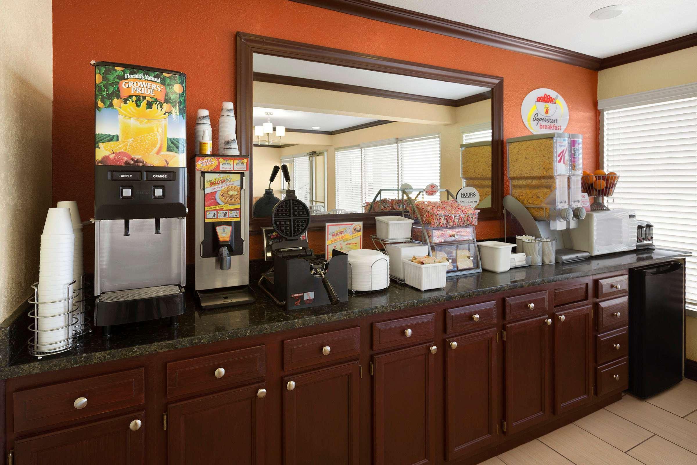 Hotel Super 8 By Wyndham Woodward Esterno foto